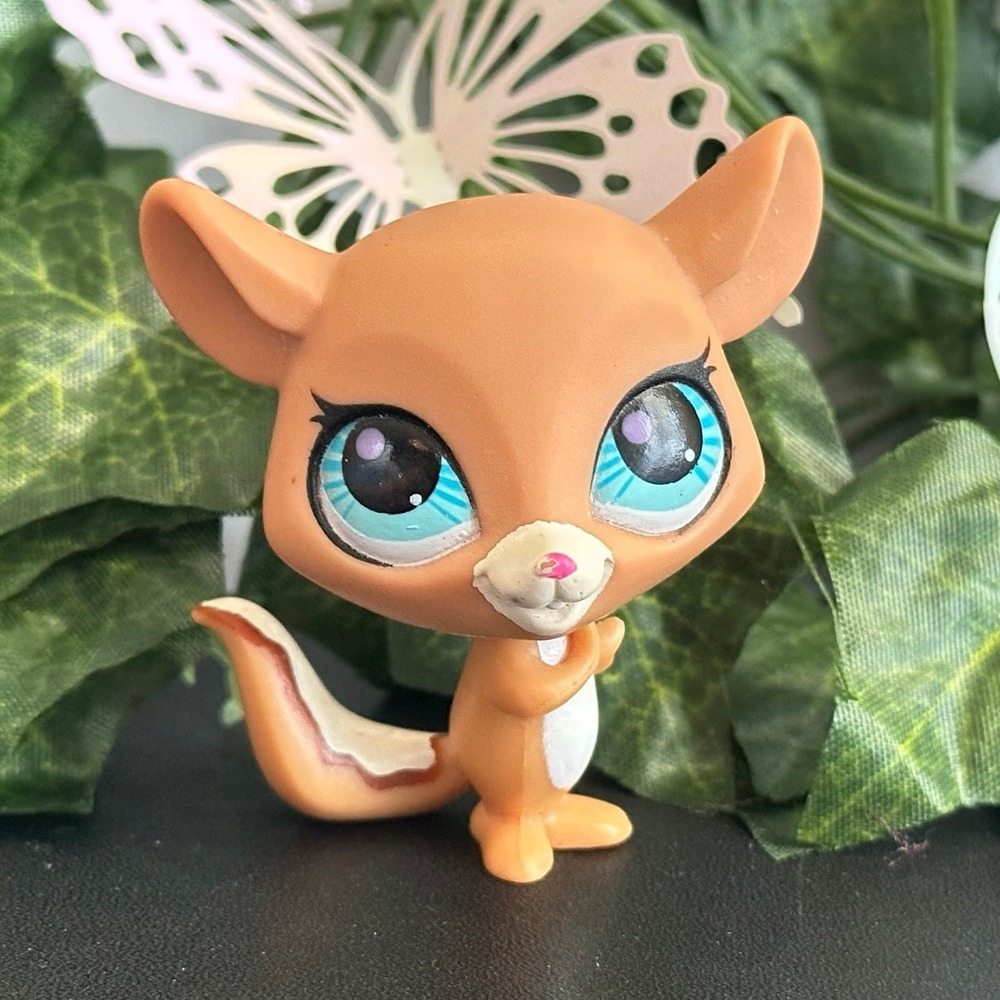 Littlest Pet Shop LPS 3068 Brown Chipmunk Squirrel Blue